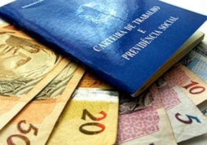 carteira de trabalho e dinheiro